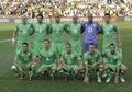 2010年サッカーW杯南アフリカ大会（%%2010 World Cup%%）1次リーグC組、米国対アルジェリア。試合は後半ロスタイムにランドン・ドノバン（%%Landon Donovan%%）が決勝点を挙げた米国が1-0で勝利し、勝ち点5の同組1位で決勝トーナメントに進んだ。写真は試合前の写真撮影に臨むアルジェリアの選手。（2010年6月23日撮影）(c)AFP/PHILIPPE DESMAZES