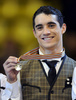 フィギュアスケート欧州選手権（ISU European Figure Skating Championships 2013）、男子シングル・フリースケーティング（FS）。表彰式で金メダルを手にするスペインのハビエル・フェルナンデス（Javier Fernandez、2013年1月26日撮影）。(c)AFP/ATTILA KISBENEDEK