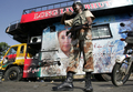 2007年10月19日に撮影された、カラチ（Karachi）の自爆攻撃が発生した際、ベナジル・ブット（Benazir Bhutto）元首相が乗っていた車両。(c)AFP/Aamir QURESHI