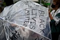 東京都心で「Black Lives Matter（黒人の命は大切）」運動を支持し、デモ行進を行う人々（2020年6月13日撮影）。(c)CHARLY TRIBALLEAU / AFP