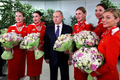 アエロフロート・ロシア航空の従業員とポーズを取るウラジーミル・プーチン大統領（2022年3月5日撮影）。 (c)Mikhail KLIMENTYEV / SPUTNIK / AFP