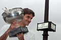 全仏オープンテニス2009（%%French Open 2009%%）男子シングルス決勝。大会第2シードのロジャー・フェデラー（%%Roger Federer%%、スイス）は、大会第23シードのロビン・ソデルリング（%%Robin Soderling%%、スウェーデン）と対戦。フェデラーは6-1、7-6、6-4で全仏初優勝を果たし、ピート・サンプラス（%%Pete Sampras%%、米国）氏の持つグランドスラム最多優勝記録（14勝）に並ぶと同時に、史上6人目の生涯グランドスラム（4大大会全制覇）を達成した。写真はシャンゼリゼ（Champs Elysees）通りで記念撮影に臨むロジャー・フェデラー。（2009年6月8日撮影）(c)AFP/JACQUES DEMARTHON
