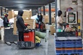 中国・江蘇省南通の配送会社で「独身の日」を前に荷物の仕分けをする作業員（2021年11月10日撮影）。(c)AFP