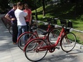 ロシア・モスクワ（Moscow）の自転車シェアリングサービスの自転車置き場（2013年5月30日撮影）。(c)AFP/ANDREY SMIRNOV