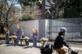 東京都品川区の在東京タイ大使館前で、サルを使ったココナツの収穫に抗議する動物愛護団体「動物の倫理的扱いを求める人々の会（PETA）」のメンバー（2024年3月27日撮影）。(c)Philip FONG / AFP