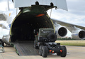 トルコの首都アンカラにある空軍基地で、地対空ミサイルシステム「S400」を搭載したロシア軍輸送機からの積み下ろし作業の様子。トルコ国防省提供（2019年7月12日撮影・提供）。(c)AFP PHOTO / TURKISH DEFENCE MINISTRY