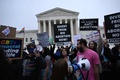 米首都ワシントンの最高裁前で、抗議活動をする人々（2022年5月3日撮影）。(c)Brendan SMIALOWSKI / AFP