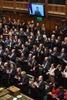 英議会でビデオ演説をしたウクライナのウォロディミル・ゼレンスキー大統領に、スタンディングオベーションをする議員ら。英議会提供（2022年3月8日撮影、提供）。 (c)JESSICA TAYLOR / UK PARLIAMENT / AFP