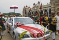 インド南部のマイソールで、即位式に臨む新マハラジャのヤドゥビー・クリシュナダタ・チャマラジャ・オデヤ氏を乗せた車両（2015年5月28日撮影）。(c)AFP
