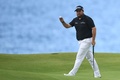男子ゴルフ米国ツアーメジャー第4戦、第148回全英オープン3日目。15番でパットを決め、ギャラリーの歓声に応えるシェーン・ローリー（2019年7月20日撮影）。(c)Glyn KIRK / AFP