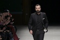 仏パリで発表された「ジュリアン・フルニー」15年春夏パリ・オートクチュールコレクションのフィナーレに登場したデザイナー（2015年1月27日撮影）。(c)AFP/FRANCOIS GUILLOT