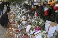 パリ連続襲撃事件の現場の一つとなった劇場「バタクラン」前で犠牲者にささげられた花（2015年11月18日撮影）。(c)AFP/DOMINIQUE FAGET