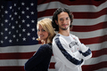 米テレビ局%%NBC%%と米国五輪委員会（%%US Olympic Committee%%、%%USOC%%）が12日、ロサンゼルス（Los Angeles）のスマッシュボックス・スタジオ（Smashbox Studios）でプロモーション用の写真撮影を行い、米国のフィギュアスケート選手などが参加した。写真はカメラに向けてポーズをとるタニス・ベルビン（%%Tanith Belbin%%、左）とベンジャミン・アゴスト（%%Benjamin Agosto%%）。（2009年5月12日撮影）(c)AFP/Getty Images/Harry How