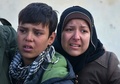 シリア・アレッポのバブ・ハディド地区で、政府軍が制圧した後に避難する住民たち（2016年12月7日撮影）。(c)AFP/GEORGE OURFALIAN