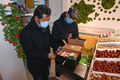 住宅の近くに設置された店で正月を祝う物品を買う人（2020年2月17日撮影）。(c)CNS