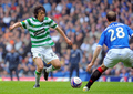 08-09スコットランド・プレミアリーグ第35節、グラスゴー・レンジャーズ（%%Glasgow Rangers%%）対セルティック（%%Celtic%%）。試合はレンジャーズが1-0で勝利し、敗れたセルティックは2位に転落した。写真はレンジャーズのデビッド・ウィア（%%David Weir%%）と対峙するセルティックの中村俊輔（%%Shunsuke Nakamura%%）。（2009年5月9日撮影）(c)AFP/ANDREW YATES