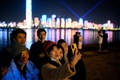 中国・湖北省武漢で大みそかの夜、マスクを外して写真を撮る人々（2020年12月31日撮影）。(c)NOEL CELIS / AFP