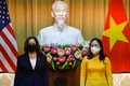 ベトナム大統領府でボー・ティ・アイン・スアン国家副主席（右）と会談するカマラ・ハリス米副大統領（左、2021年8月25日撮影）。(c)Manan VATSYAYANA  / POOL / AFP