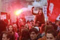 仏南西部ボルドーで行われた労働法改正に抗議するデモに参加する若者たち（2016年3月31日撮影）。(c)AFP/NICOLAS TUCAT