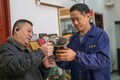 建甌市東峰鎮坤口村にある工房で製品について客に説明する黄綱興さん（右）（2024年12月20日撮影）。(c)Xinhua News