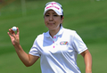 女子ゴルフ米国ツアー開幕戦、ホンダLPGAタイランド（Honda LPGA Thailand）最終日。パターショットを沈め、歓声に応える日本の宮里美香（Mika Miyazato）。（2011年2月20日撮影）(c)AFP/PORNCHAI KITTIWONGSAKUL