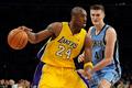 08-09NBA西カンファレンスプレーオフ1回戦、ロサンゼルス・レイカーズ（%%Los Angeles Lakers%%）対ユタ・ジャズ（%%Utah Jazz%%）第5戦。試合はレイカーズが107-96で勝利し、通算戦績を4勝1敗として同準決勝に進んだ。レイカーズは、コービー・ブライアント（%%Kobe Bryant%%）が両チーム最多の31得点を奪って勝利し、5戦目でジャズとのプレーオフ1回戦を制した。写真はジャズのアンドレイ・キリレンコ（%%Andrei Kirilenko%%）からディフェンスを受けるレイカーズのコービー・ブライアント（左）。（2009年4月27日撮影）(c)AFP/Getty Images/NBAE/Kevork Djansezian