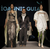 チュニジアの首都チュニス（Tunis）で発表された「Ioannis Guia」09/10年秋冬メンズ・コレクションのフィナーレに登場したデザイナーのIoannis Guia（中央、2009年4月10日撮影）。(c)AFP/FETHI BELAID