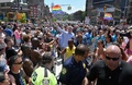 米ニューヨークで、性的少数者の祭典「プライド」パレードに参加したビル・デブラシオ市長（中央、2019年6月30日撮影）。(c)ANGELA WEISS / AFP
