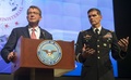 米メリーランド州のアンドリューズ合同基地で記者会見に臨むアシュトン・カーター米国防長官（左）とジョセフ・ボテル米中央軍司令官（2016年7月20日撮影、資料写真）。(c)AFP/SAUL LOEB