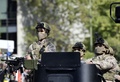 スペインの首都マドリードで行われた軍事ショーに参加した兵士ら（2017年10月12日撮影）。(c)AFP/JAVIER SORIANO 