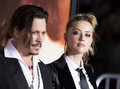 米俳優ジョニー・デップさん（左）と元妻の米女優アンバー・ハードさん（2015年11月21日撮影、資料写真）。(c)VALERIE MACON / AFP