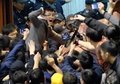 中台間の「サービス貿易協定」を審議していた台湾の立法院を占拠した学生や活動家に、議場の入り口で阻止される警察（2014年3月19日撮影）。(c)AFP/SAM YEH