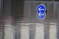 フランス・パリの南約80キロのヌムールで、ロワン川が氾濫し水没した道路の標識（2016年6月2日撮影）。(c)AFP/DOMINIQUE FAGET