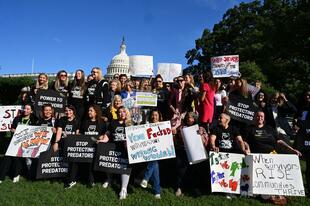 エプスタイン元被告の被害女性ら、性加害者まとめた「顧客リスト」作成中