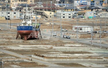 津波で打ち上げられた漁船、解体作業始まる 気仙沼 写真1枚 国際