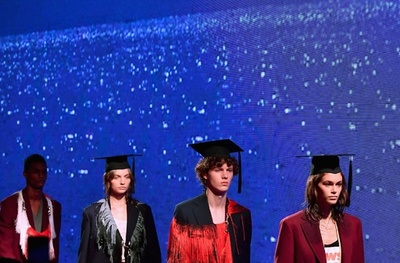 「カルバン・クライン」19年春夏コレクション発表