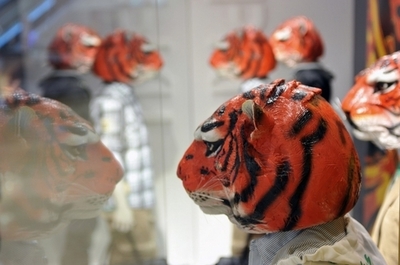 タイガーマスクが子どもたちにプレゼント、全国各地で