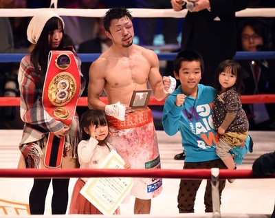 八重樫が3階級制覇、IBFライトフライ級王座を獲得