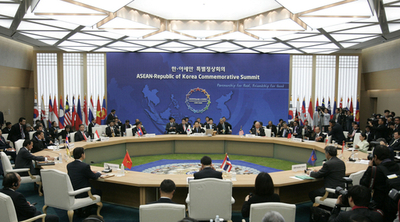 韓国・ASEAN首脳会議、自由貿易協定に調印