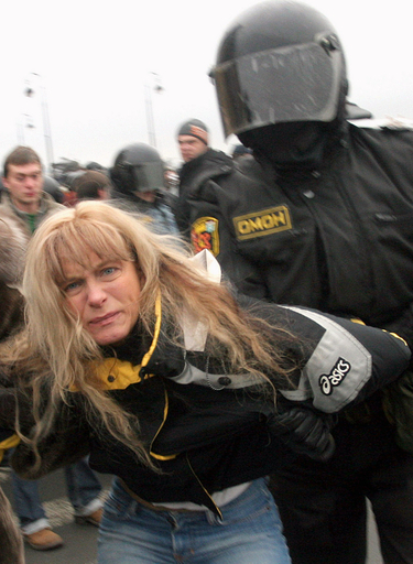 ロシアで野党女性議員が暴行を受け負傷、警察が関与か