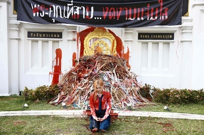 赤いペンキで体罰に抗議 「教師の日」に若者団体がデモ タイ