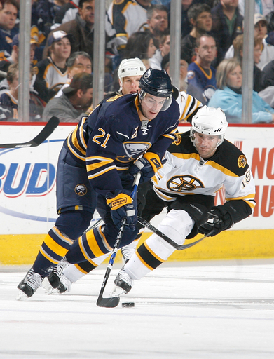 ブルーインズ セイバーズに敗れ連勝4でストップ