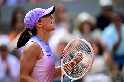 シフィオンテクが劇的逆転で8強 サバレンカも準々決勝へ 全仏OP