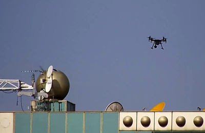 空から違反切符？ スペインで交通取り締まりドローン導入