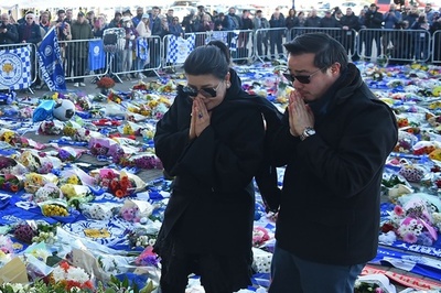 ヘリ墜落事故で亡くなったレスター会長の遺族、現場で選手らと追悼