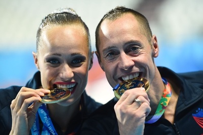 シルク・ドゥ・ソレイユからシンクロ復帰で金メダル、米ペアが混合デュエット初代王者に