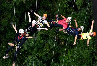 高さ200mから谷底へ急降下、みんなでポーズ！ 福建省