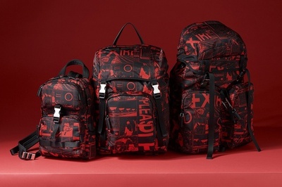 「プラダ」コミックプリントの日本限定メンズバッグ、ポップアップに登場