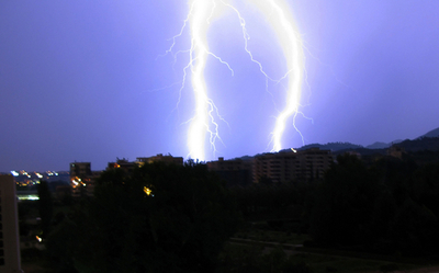 アルバニアの空を照らす稲妻