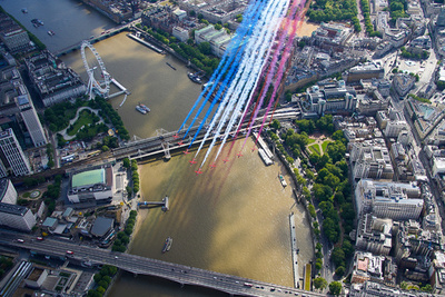 英仏空軍が儀礼飛行、両首都上空を彩る ドゴールの対独抵抗演説80年